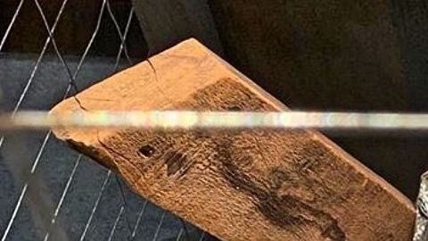 Niño Dios con manta térmica de cárceles de ICE.