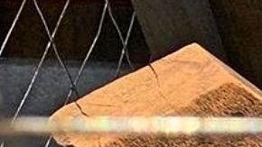 Niño Dios con manta térmica de cárceles de ICE.