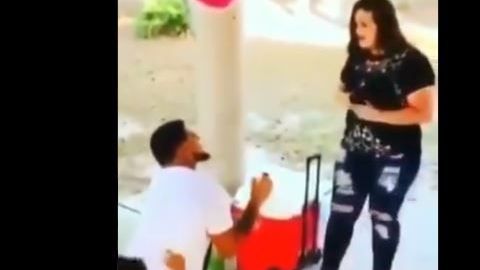 Hubo alguien quien le quitó lo romántico al momento.