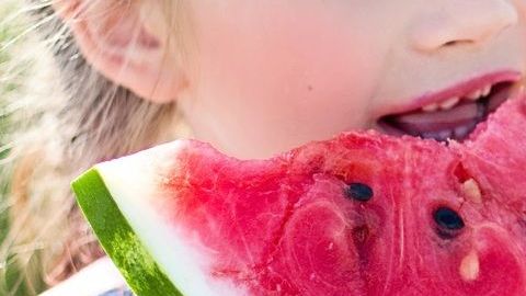 niña come fruta