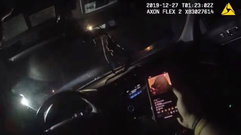 El sujeto estaba haciendo un Instagram Live cuando, de repente, la policía apareció en su casa.