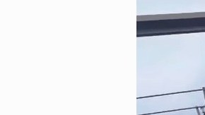 El suicida parado sobre una pequeña viga