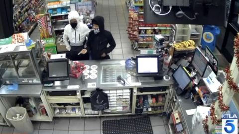 Cámara de vigilancia captó a los ladrones en un 7-Eleven en el Valle de San Fernando.