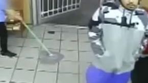 El sospechoso mide unos 6 pies y pesa unas 190 libras.