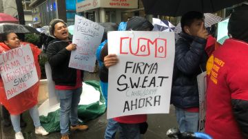 Manifestantes frente a las oficinas del Gobernador Andrew Cuomo pidieron protecciones frente al robo de salarios.