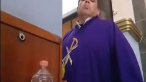 El sacerdote retó a varias mujeres que le reclamaron su actitud.