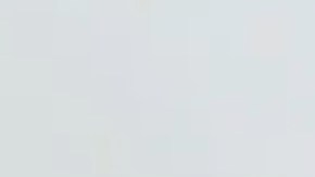 El momento cuando David Datuna llega a comer la obra de Maurizio Cattelan.