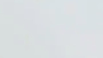 El momento cuando David Datuna llega a comer la obra de Maurizio Cattelan.