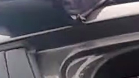 El momento en que lo retiraban del vehículo.