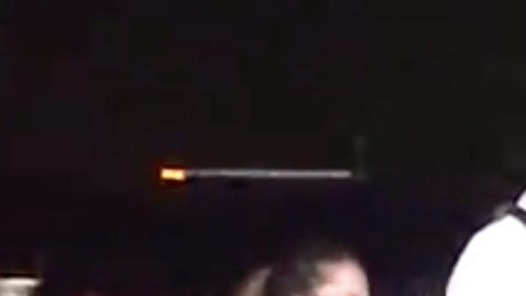 La mujer baleada es trasladada por paramédicos.