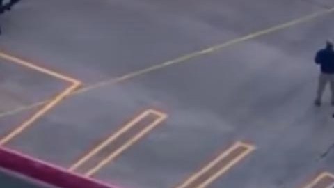 El auto fue hallado en el techo del estacionamiento.