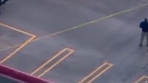 El auto fue hallado en el techo del estacionamiento.
