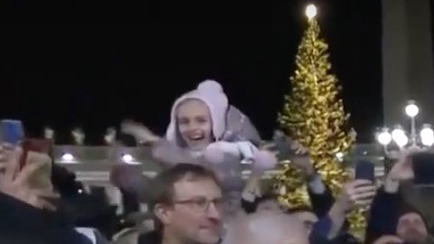 El papa Francisco enfadado después del encuentro con la mujer.