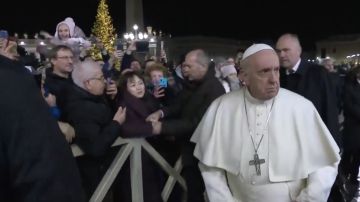 El papa Francisco enfadado después del encuentro con la mujer.