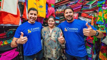 Sean y Ken Salas, los hermanos fundadores de Camino Financial con Julissa Plancarte Duarte, una de sus clientes./Cortesía