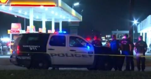 Oficiales buscan al sospechoso.