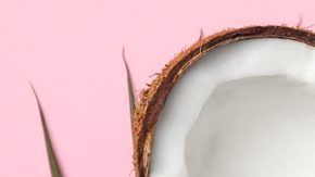 El aceite de coco es un gran aliado para la belleza de la piel y cabello.
