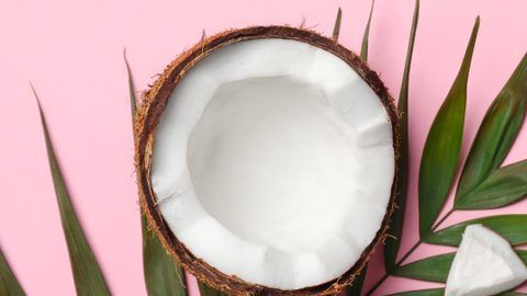 El aceite de coco es un gran aliado para la belleza de la piel y cabello.
