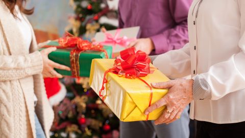 Muchas veces organizar un intercambio navideño resulta toda una hazaña.