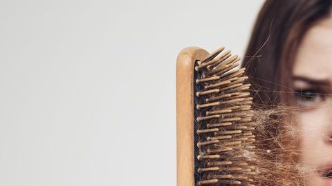 No te asustes si ves más cabello en tu cepillo.