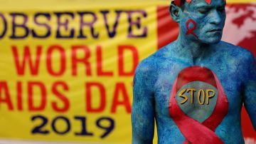 Kolkata (India), 30/11/2019.- An activist in body-paint and AIDS awareness messages looks on during a campaign on the eve of World AIDS Day in Kolkata, Eastern India, 30 November 2019. World AIDS Day is observed every 01 December with calls from international health and advocacy organizations for the public to get involved in programs for awareness, prevention and treatment of human immunodeficiency virus infection and acquired immune deficiency syndrome (HIV/AIDS). (Día, Mundial, Concienciación, Autismo, Roma) EFE/EPA/PIYAL ADHIKARY