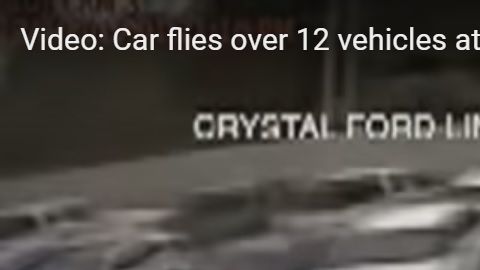 Vehículo voló sobre 139 autos