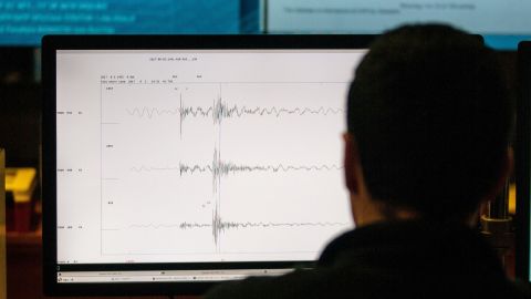 USGS situó el sismo a unas 7 millas al este de la población de Dolores.