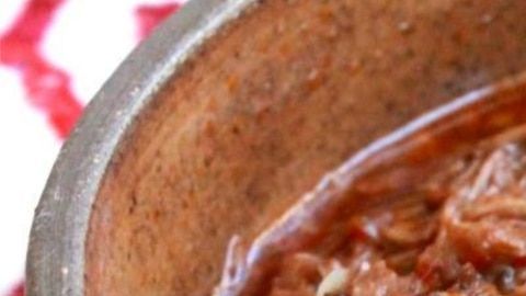 En México puedes encontrar birria en puestos ambulantes, locales y restaurantes. Es versátil y muy generoso, una comida completa muy popular para el pueblo mexicano.