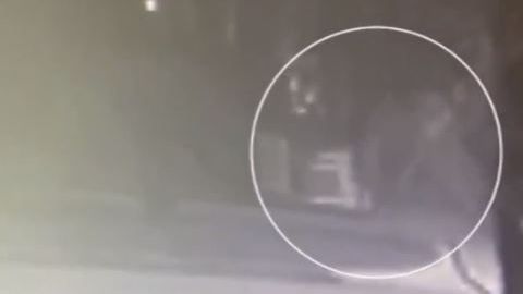 El sospechoso le descargó la pistola al oficial.