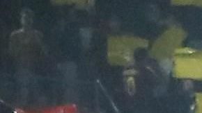 Miles de aficionados levantan pancartas y cartulinas en el estadio del Camp Nou minutos antes de que comience el partido  entre el Barcelona y el Real Madrid