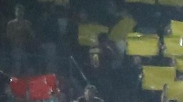 Miles de aficionados levantan pancartas y cartulinas en el estadio del Camp Nou minutos antes de que comience el partido  entre el Barcelona y el Real Madrid