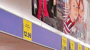 Después de hacer sus necesidades, el hombre salió de la tienda  se dirigió a un Starbucks.