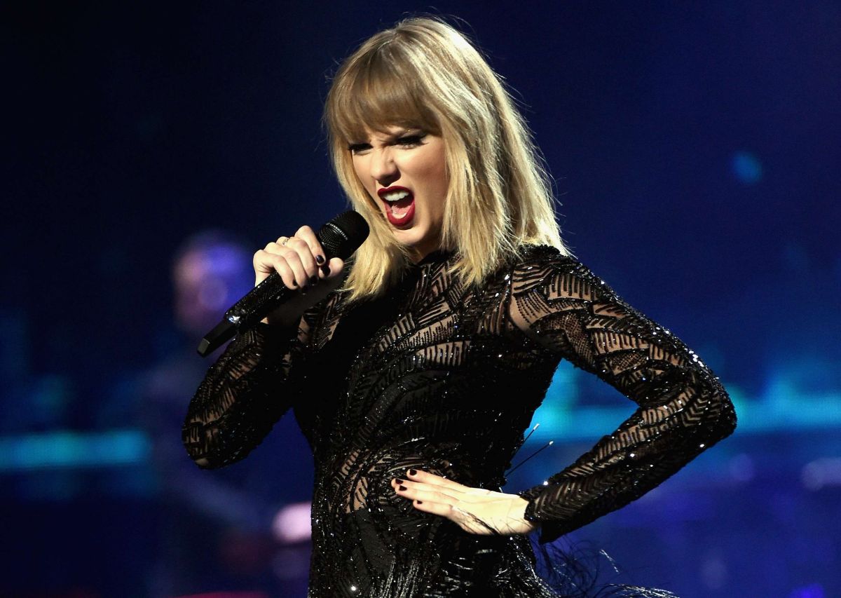 Taylor Swift interrupts song to defend a fan from a security guard [Video]