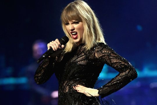Taylor Swift interrumpe canción para defender a una fan de un guardia de seguridad [Video]