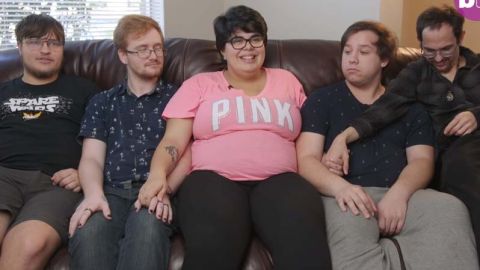 Poliamor mujer con cuatro novios