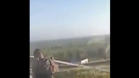 VIDEO: Cártel de Los Metros muestra cómo disparan al Cártel del Noreste en frontera con EEUU