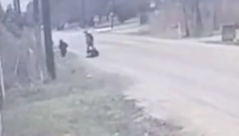 La víctima acaba de bajarse un autobús de Metro.