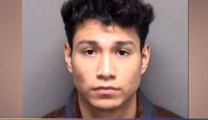 Joshua Álvarez, de 21 años, se encuentra en la cárcel.