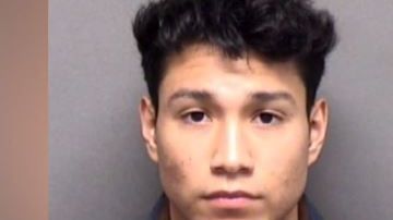 Joshua Álvarez, de 21 años, se encuentra en la cárcel.