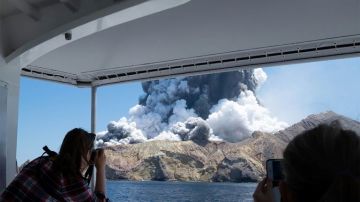 El volcán en erupción fue captado por turistas que viajaban por la isla.