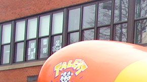 La empresa capacitará a la persona seleccionada para conducir el peculiar vehículo.