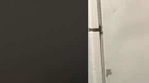 La joven estalló en celos cuando leyó "Zara" en la caja.