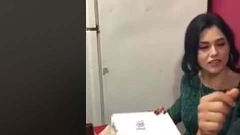 La joven estalló en celos cuando leyó "Zara" en la caja.