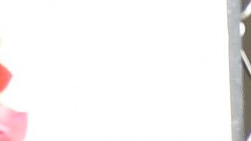 Familias y docentes ayudan a revisar las mochilas en algunas escuelas.