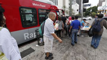 El plan para mejorar el sistema de transporte público en Los Ángeles incluye agregar más unidades a las principales rutas.