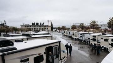 El gobierno de California anunció nuevo programa para ayudar a personas sin hogar con casas rodantes.