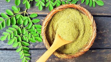 El extracto de hojas de moringa se destaca por sus propiedades antiinflamatorias, antibcaterianas e hipoglucemiantes.