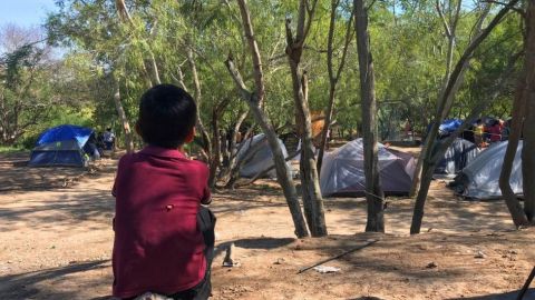 Los niños sufren condiciones muy precarias en el campamento.