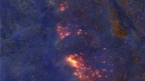 Una imagen satelital del sábado 4 de enero muestra cómo los incendios queman la costa de Osbrost