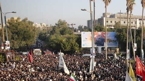 Una enorme multitud se reunió en Ahvaz, Irán, para recibir el cuerpo del general Soleimani.